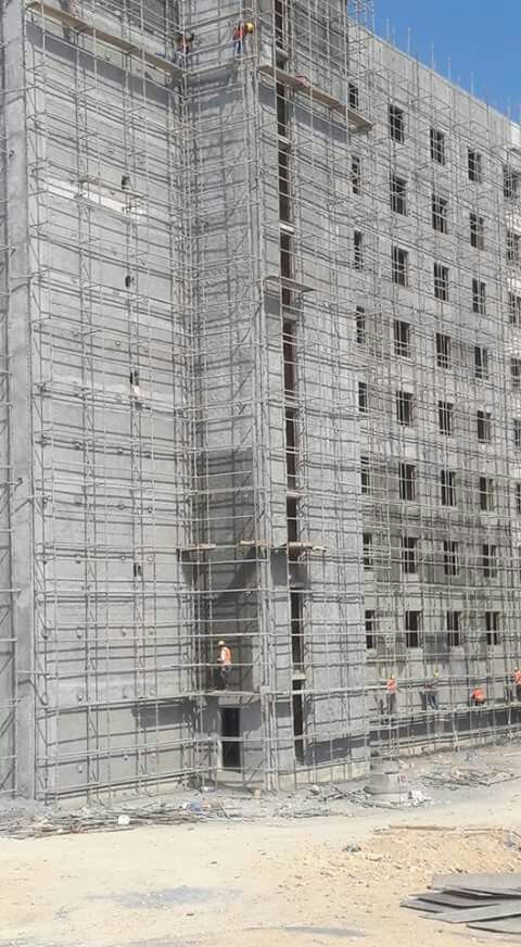 موقع بناء مرتفع اثناء اعمال الانشاء