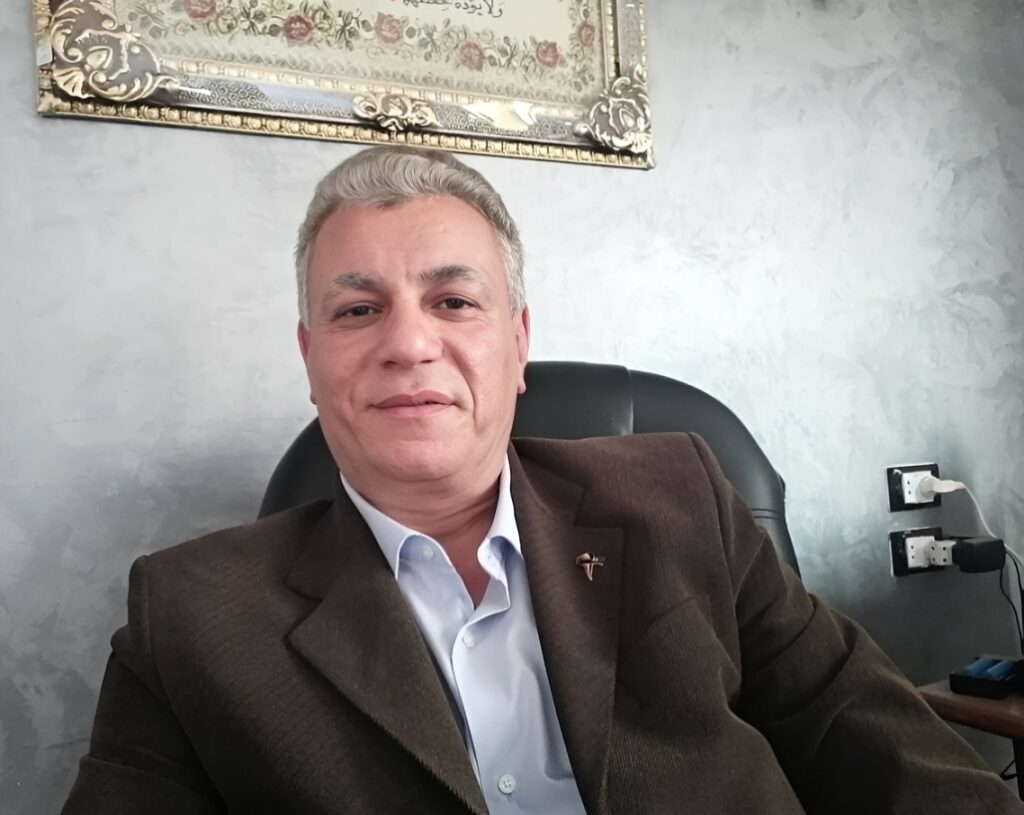 HRDA: تطوير القيادة واتخاذ القرار تحت الضغط – تجربة تدريبية متقدمة في إدارة المخاطر والأزمات 1 Major General Ayman Sayed El-Ahl while explaining the leadership skills development program and training on high risk decision making (HRDA)